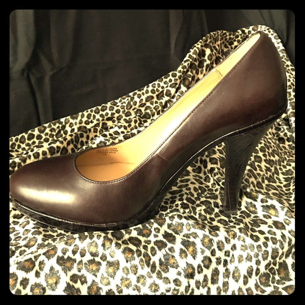 Women’s new size 10, MK brown leather heels.